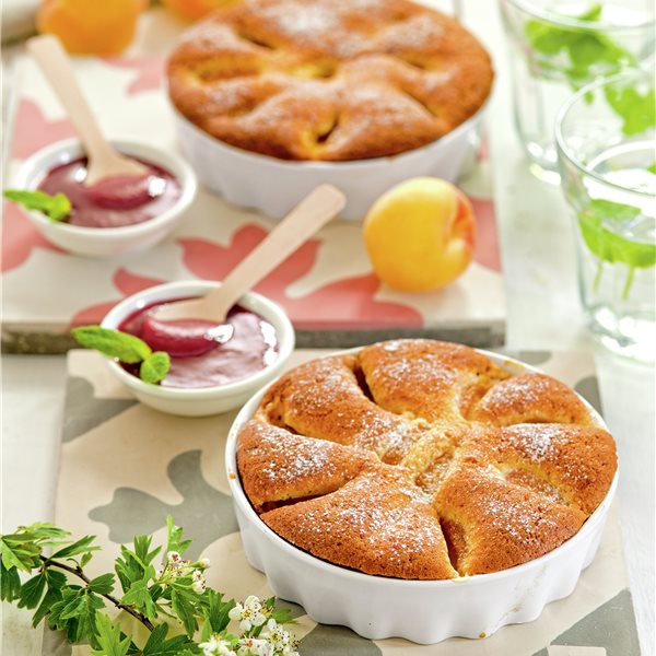 Mi postre de temporada ideal: bizcocho de albaricoques con salsa de cerezas