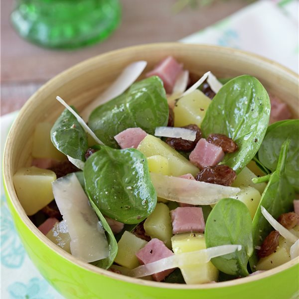 Ensalada de patata, espinacas y queso: perfecta para una cena rápida
