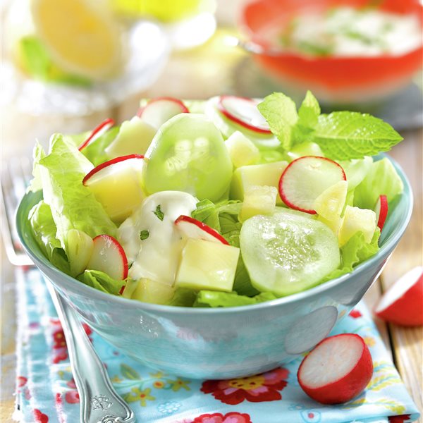 Adiós a las ensaladas insípidas: prepara en 5 minutos la ensalada más ligera y saludable, con lechuga, queso, pepino y una deliciosa salsa de yogur