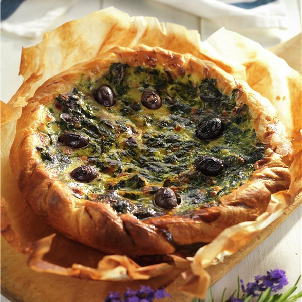¿Buscas una cena ideal? Mira este hojaldre con espinacas, queso fresco y aceitunas