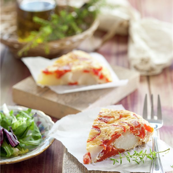 TORTILLA DE PATATA CON PIMIENTOS DEL PIQUILLO.