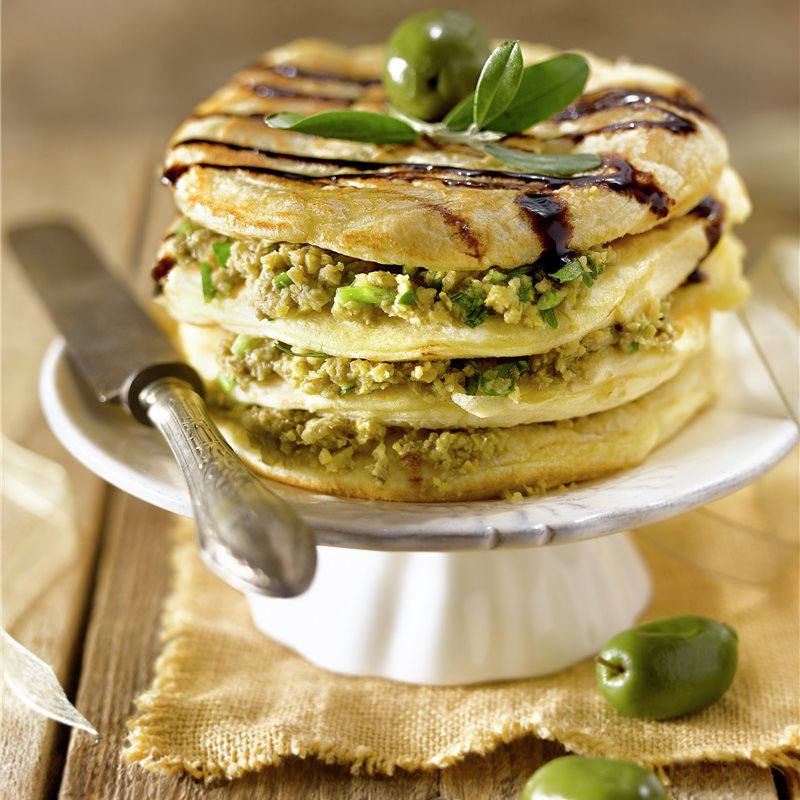 TORTITAS SALADAS CON PATÉ DE ACEITUNAS.