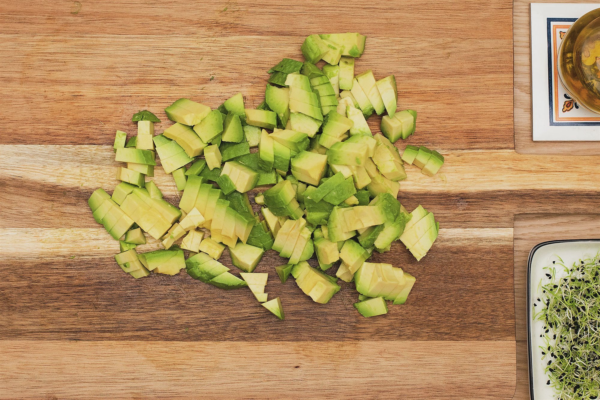 4. Corta los aguacates