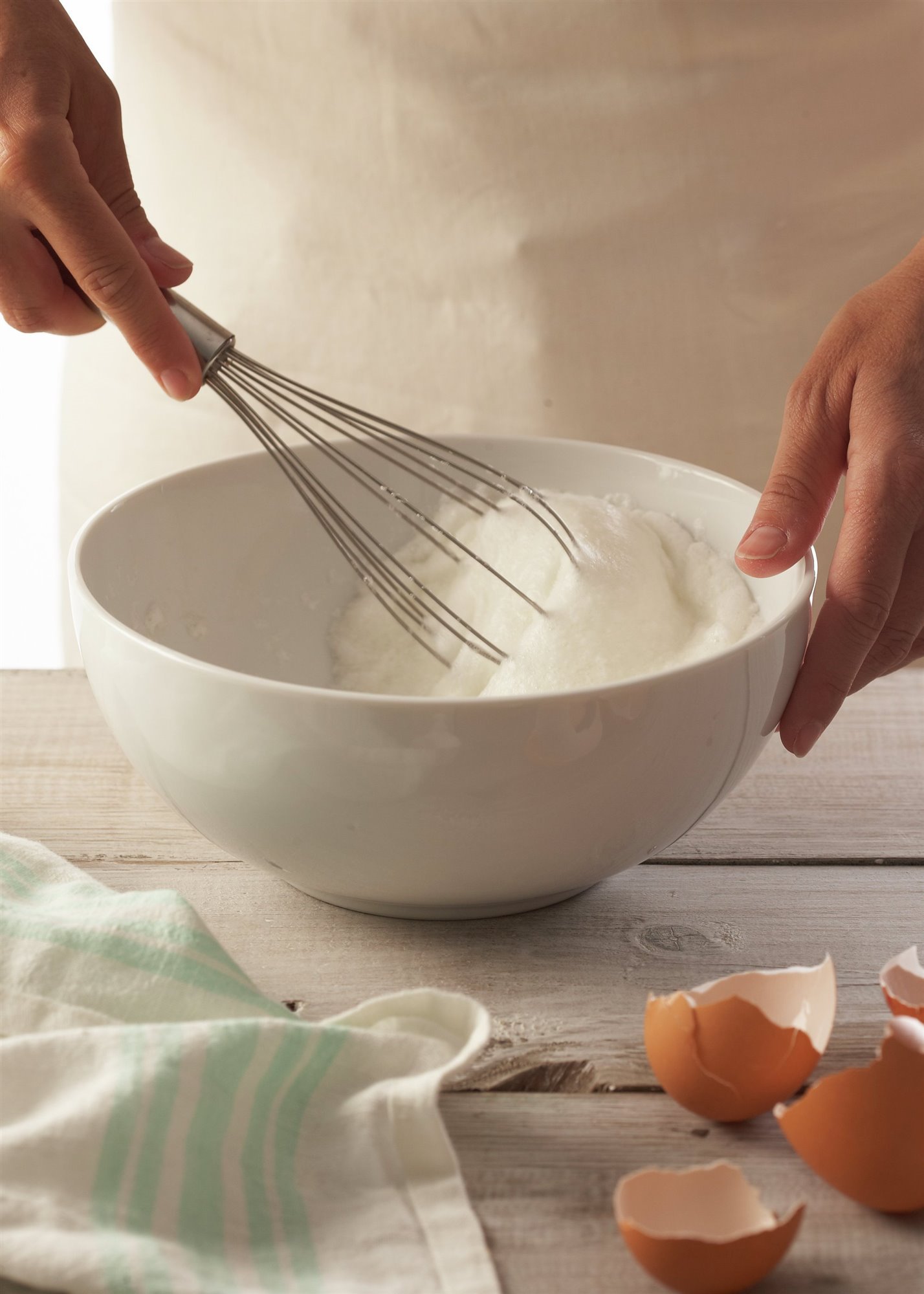 5. Monta las claras a punto de nieve e integra
