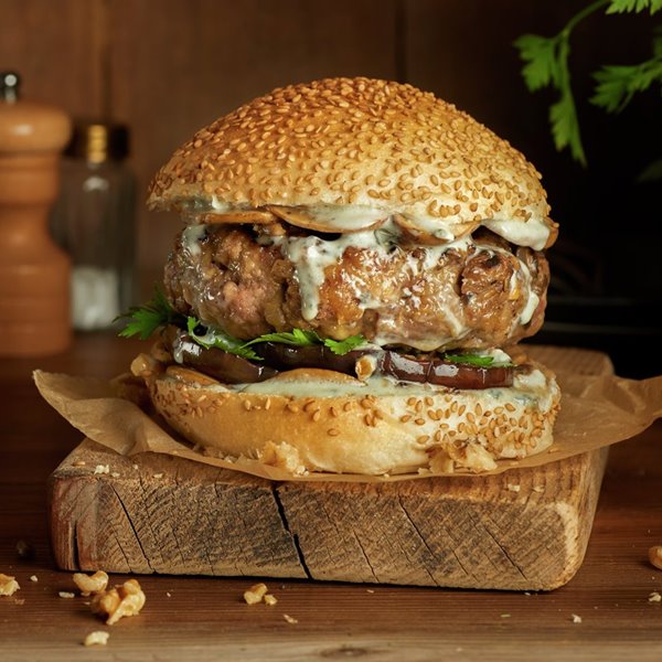 hamburguesa_de_ternera_con_setas_y_roquefort_y_esparragos_gratinados