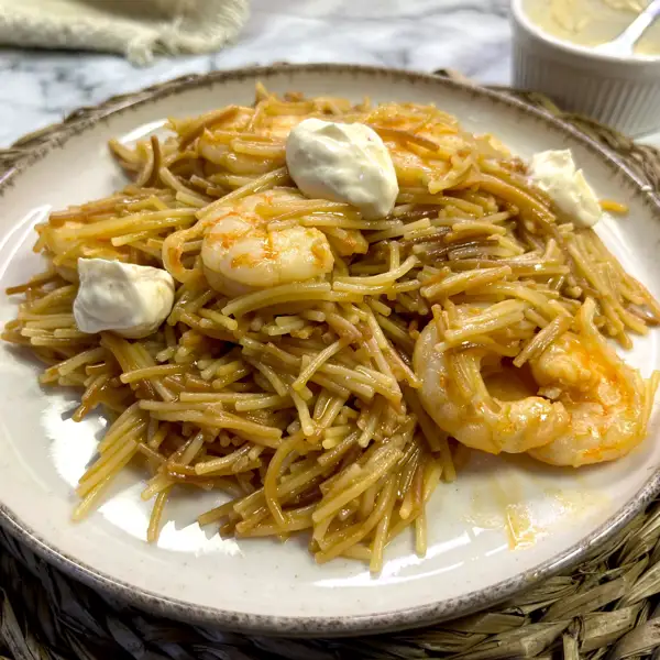 Con vídeo y paso a paso: la receta facilísima que me resuelve la comida ¡en 15 minutos y con solo 3 ingredientes!, fideuá exprés con langostinos