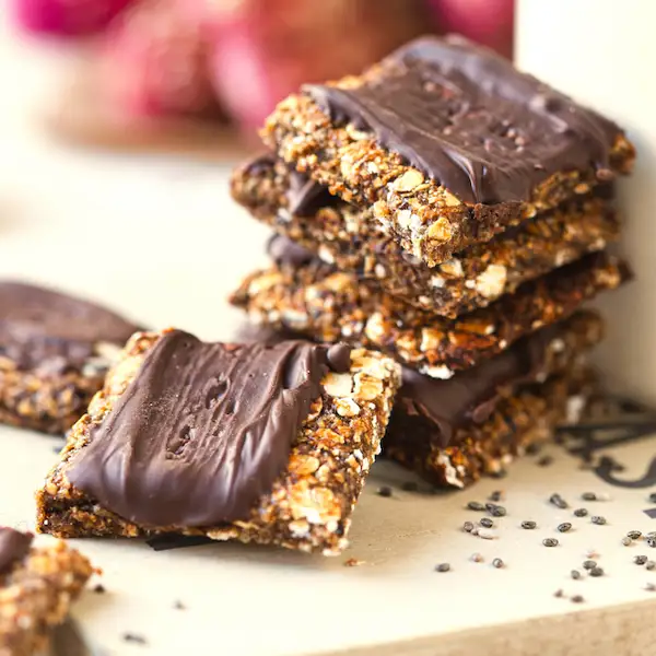 Sin leche y sin azúcar: el snack dulce y saludable que preparo para picar sin remordimientos, galletas de avena con chía y chocolate (con vídeo y paso a paso)