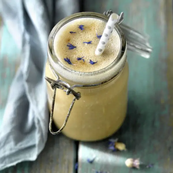 El batido proteico de plátano y almendras que se hace en 5 minutos