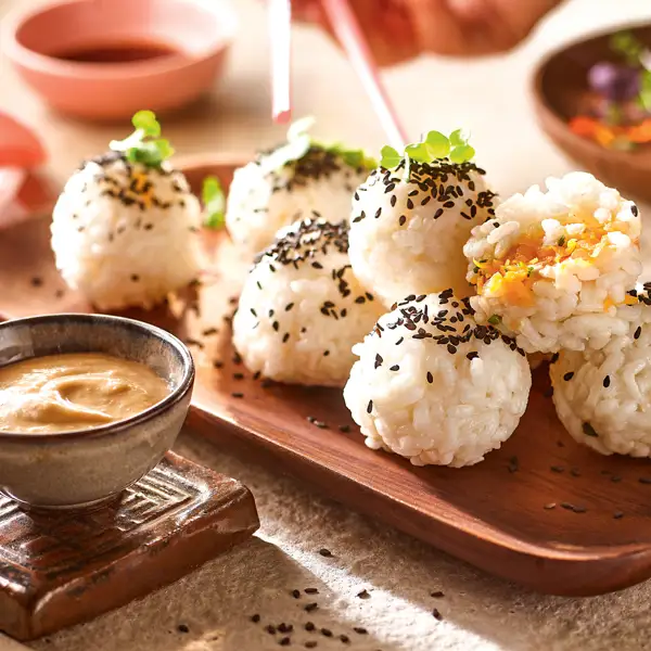 Mejor que el sushi: si te ha sobrado arroz haz estas bolitas con calabaza, jengibre y semillas de sésamo