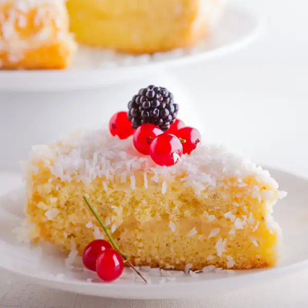 Tarta rápida de coco y yogur: el postre fácil en 5 minutos ¡y al microondas!